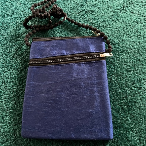 NWOT Gorgeous Embroidered Boho Crossbody Bag! Lightweight! - Picture 2 of 2